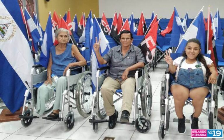 Personas con discapacidad reciben sillas de ruedas