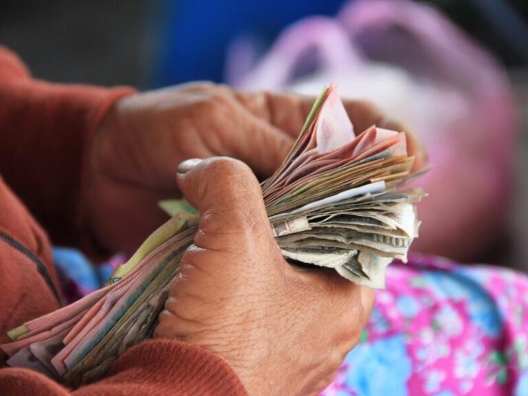 Recibe por error millonaria suma de dinero y cree que Dios se lo envió