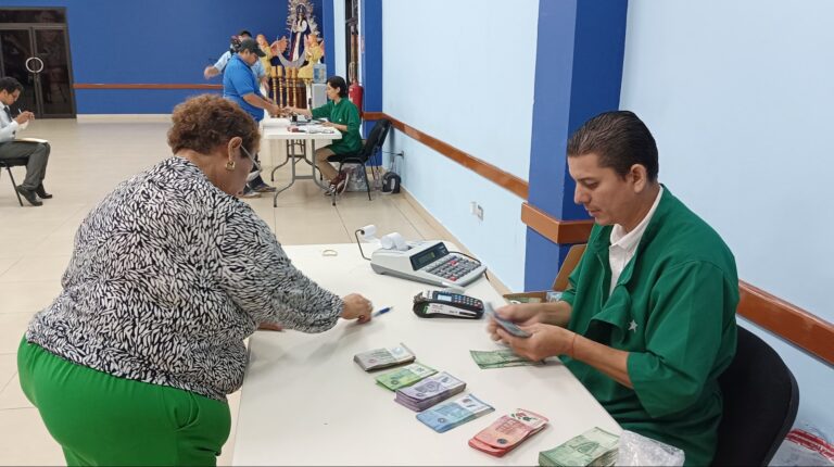 Servidores públicos reciben su salario de junio