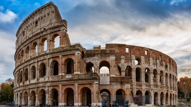 Turista arriesga su vida resulta por tomarse una foto en el Coliseo de Roma