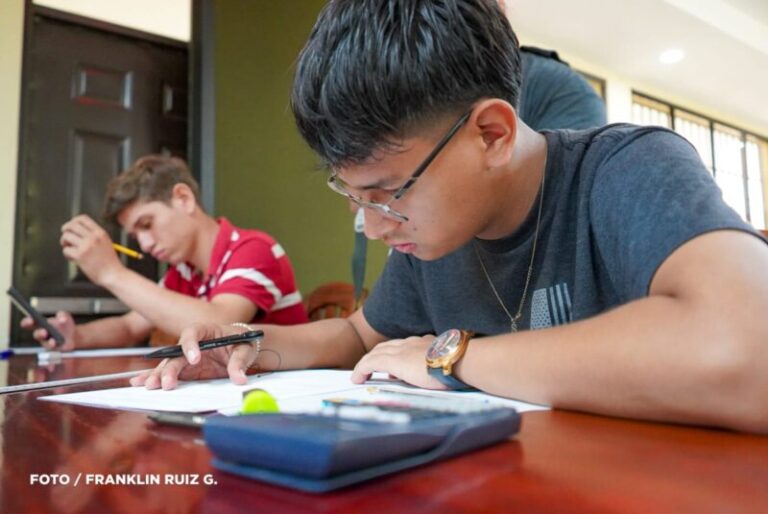 UNA realiza Torneo de Competencias Matemáticas 2025