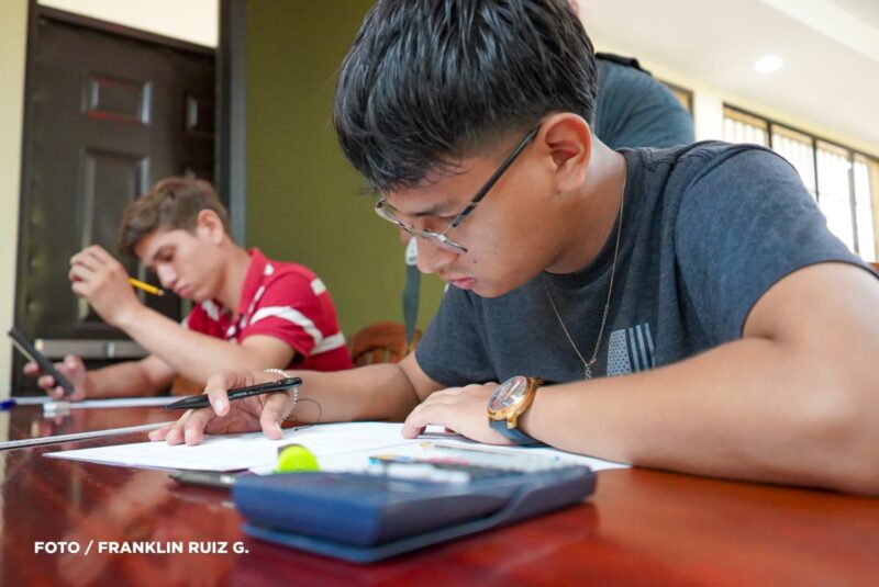 UNA realiza Torneo de Competencias Matemáticas 2025