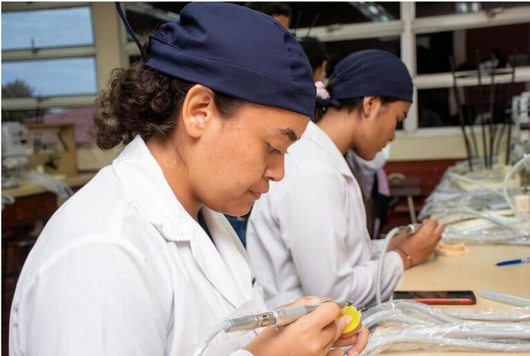 Estudiantes de Odontología de la UNAN-León cuentan con infraestructura y equipamiento de tecnología moderna