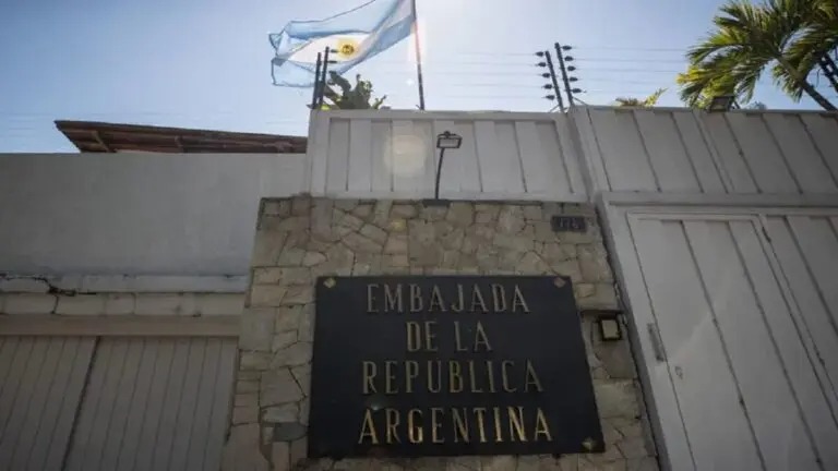 Varios opositores que estaban refugiados en la Embajada de Argentina en Caracas, recibieron salvoconductos otorgados por el Gobierno de Venezuela, tras negociaciones de alto nivel.
