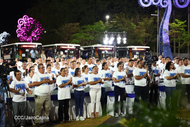 Entregan 100 autobuses modernos a transportistas