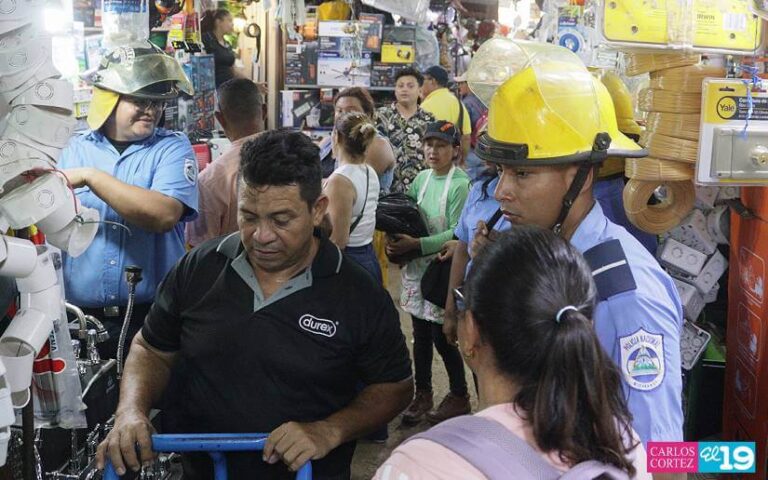 Bomberos Unidos inspeccionan el Mercado Oriental