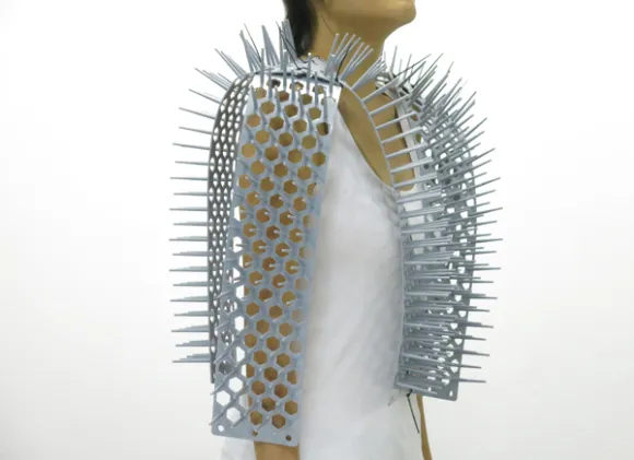 Diseña chaleco con púas para que nadie se acerque