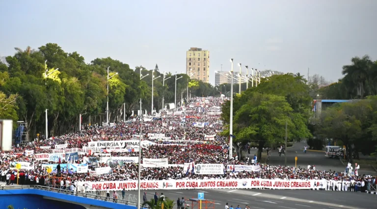 Miles de cubanos celebran el Día de los Trabajadores