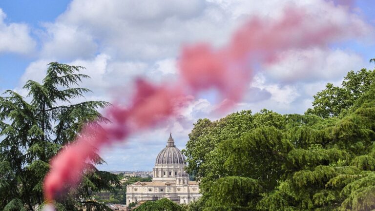 Humo rosa cerca del cónclave, ¿qué pasa?