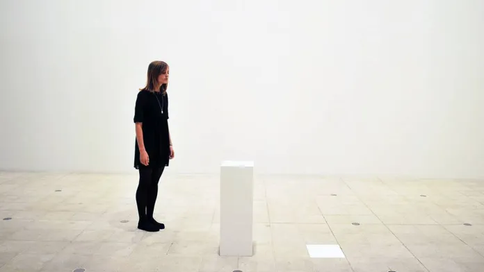 Venden una escultura invisible por 18 mil dólares