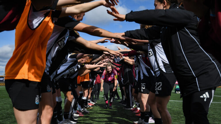 Inglaterra prohíbe a trans jugar en equipos de fútbol femenino