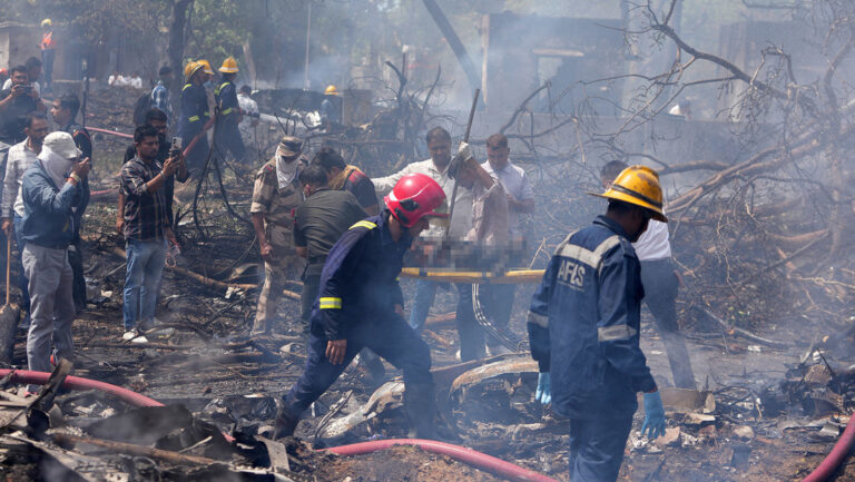 Accidente aéreo en la India deja más de 200 muertos