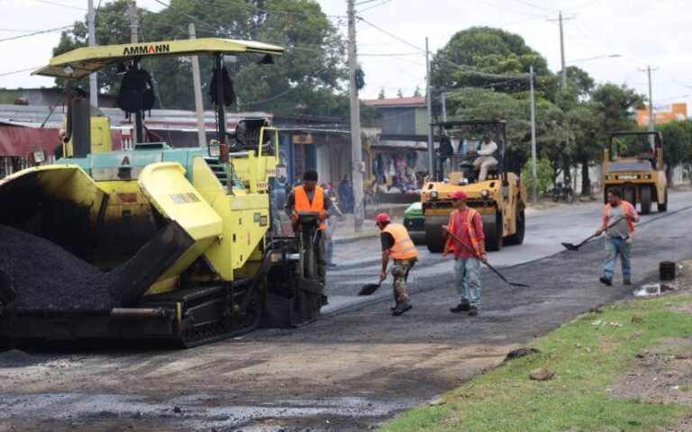 Alcaldía asfalta 10 cuadras en la Calle El Triunfo