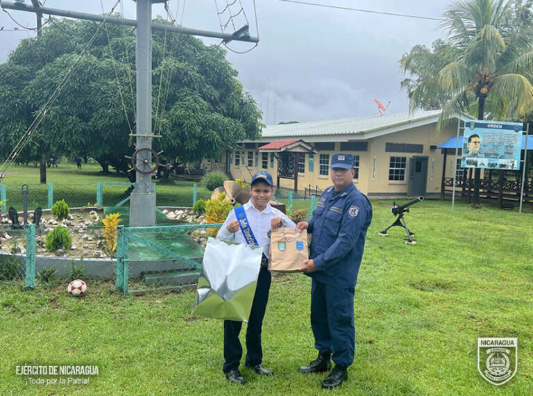 Distrito Naval Caribe recibe al mejor alumno de primaria del Colegio Paz y Esperanza del municipio de Bluefields