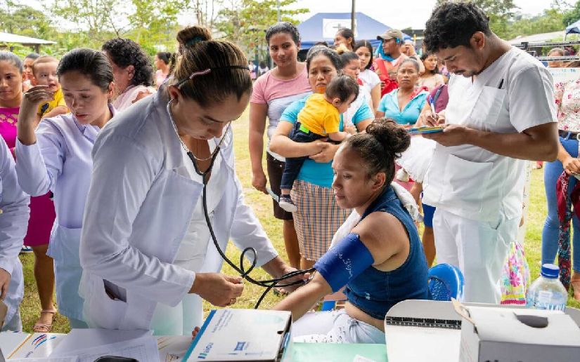Atención médica general y especializada a 149 mil 084 familias