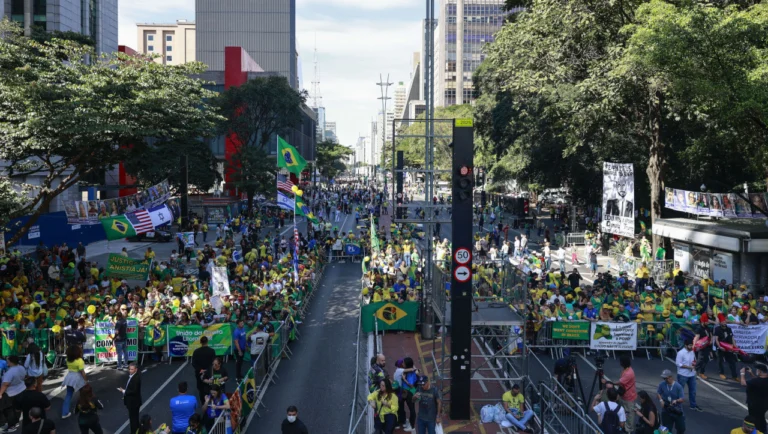 Bolsonaro desafía a Tribunal y participa en manifestación