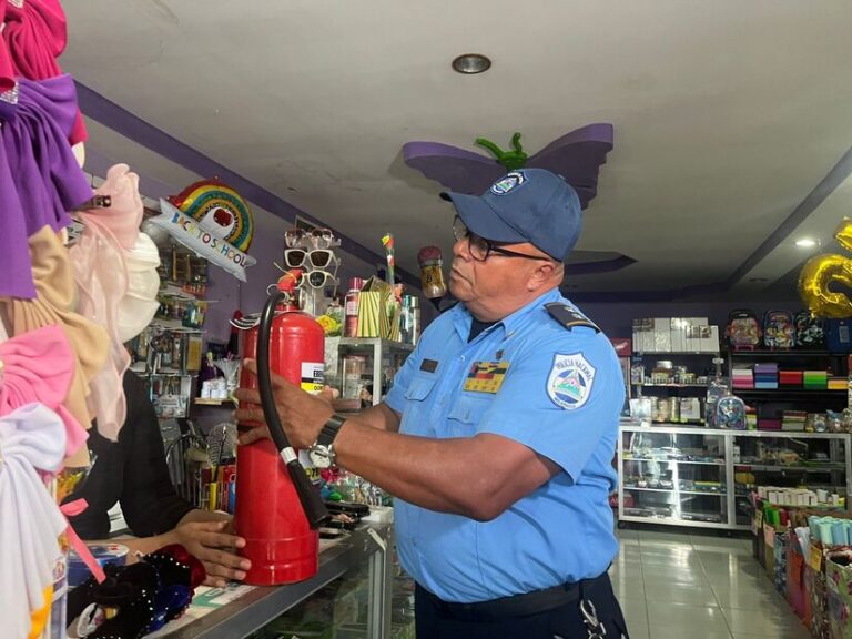 Bomberos Unidos inspeccionan el mercado de Ciudad Sandino