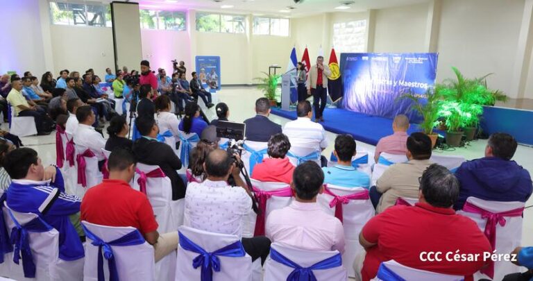 Capacitan a maestros sobre Ley de Ciberdelitos