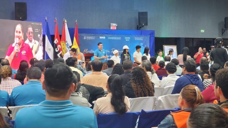 Celebran en grande y reconocen a los maestros Revolucionarios