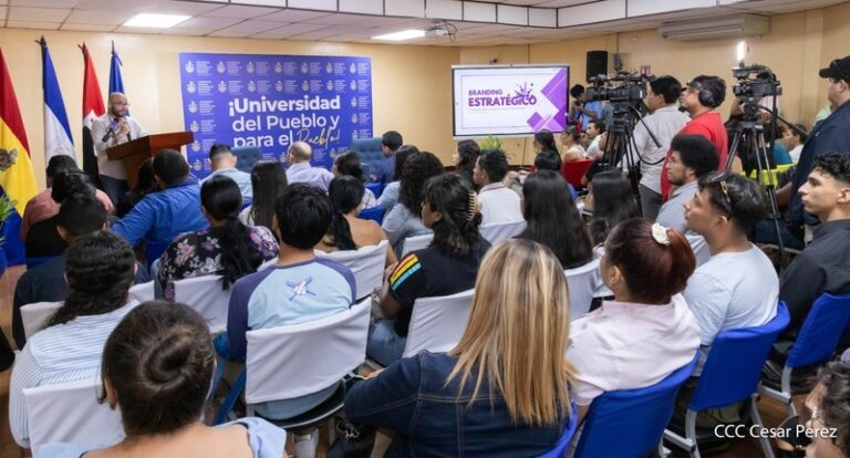 Comunicadores y estudiantes en taller de estrategias de Branding