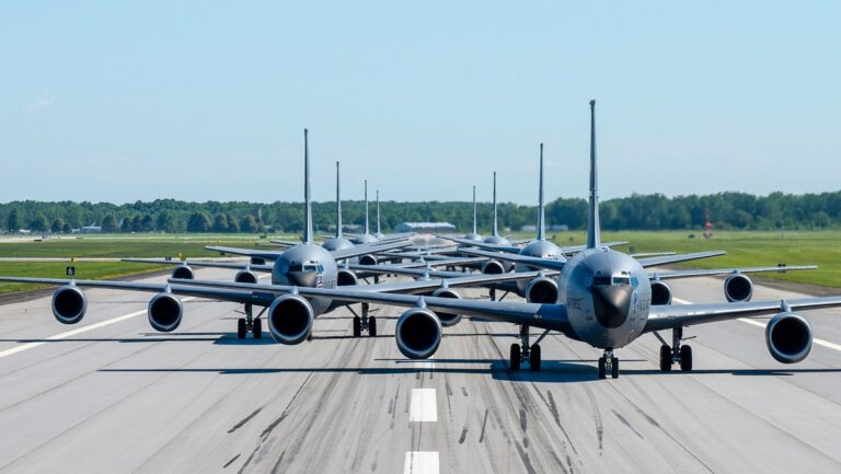 Decenas de aviones cisternas son desplegados