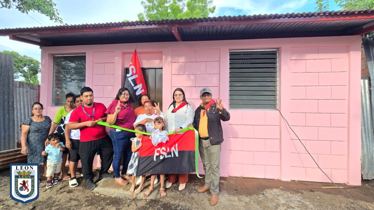 Dos familias cumplen su sueño de una vivienda