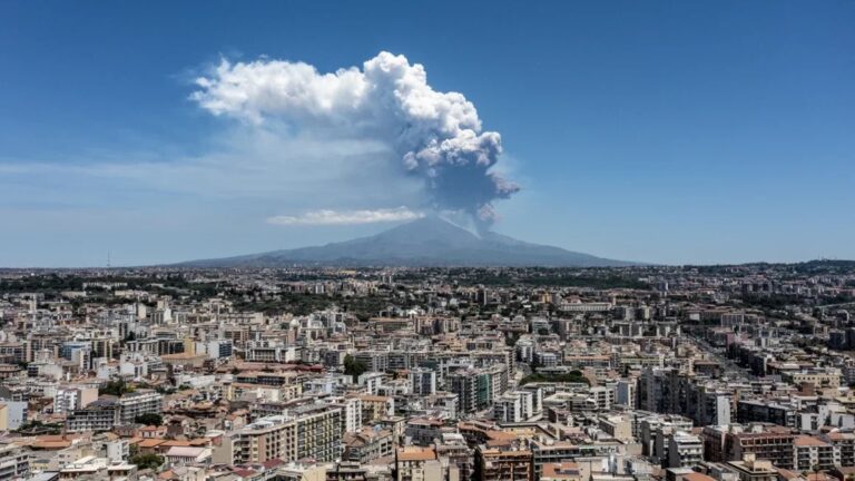 Entra en erupción el volcán Etna en Italia
