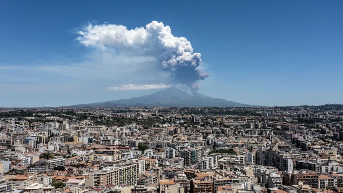 Entra en erupción el volcán Etna en Italia