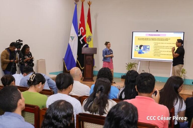 Estudiantes de comunicación aprenden a editar videos