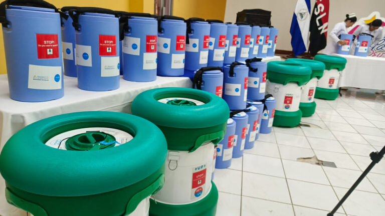 Fortalecen almacenamiento y traslado de vacunas con termos y cámaras frías