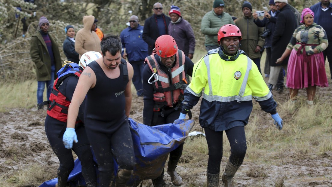 Incrementa a 57 los fallecidos por las inundaciones en Sudáfrica