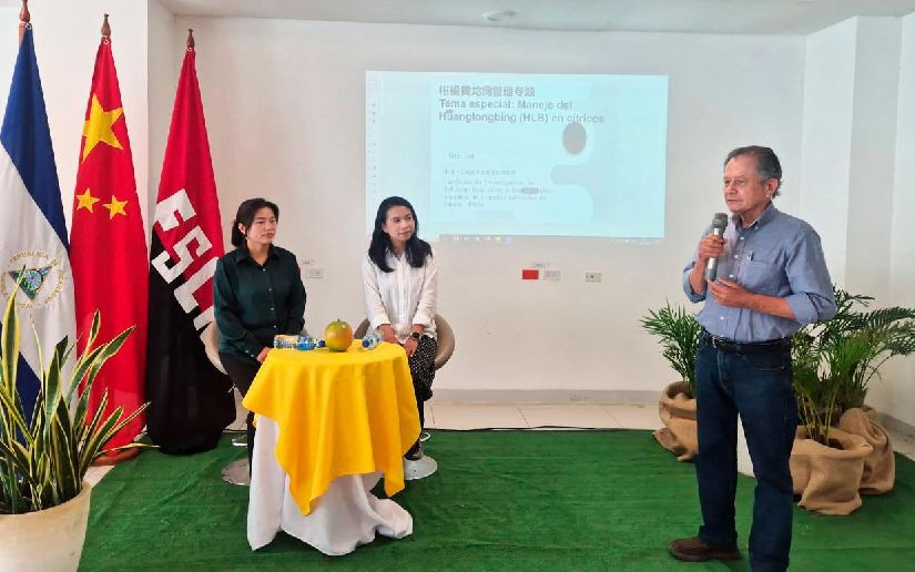 Inta y expertos de China imparten conferencia sobre la enfermedad “Dragón Amarillo de los Cítricos" El INTA en el Auditorio María Castil, realizó la Conferencia Internacional con especialistas de la Hermana República de China sobre Manejo Agronómico de la Enfermedad “Dragón Amarillo de los Cítricos ó HLB” con la participación de investigadores del INTA e IPSA, y docentes universitarios de manera presencial y formato virtual. La conferencia fue impartida por las compañeras Guo Jun y Du Yuxia del Instituto de Cultivos Comerciales Tropicales y Subtropicales (YAAS). Se abordaron temas como Identificación y Manejo de la enfermedad HLB, Manejo Nutricional del cultivo y Manejo de las principales plagas de los cítricos.