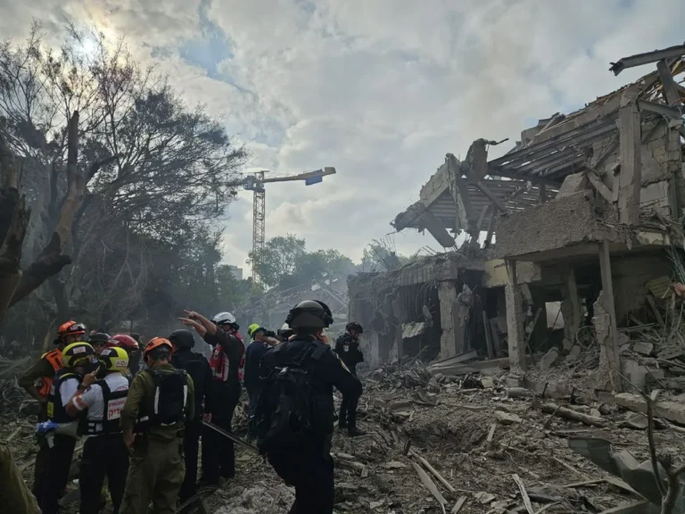 Irán lanza ofensiva con misiles contra Israel en respuesta a ataques de EE.UU.