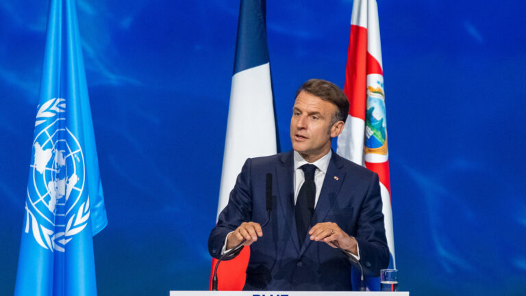 Macron anuncia que prohibirán el uso de redes sociales a menores de 15 años