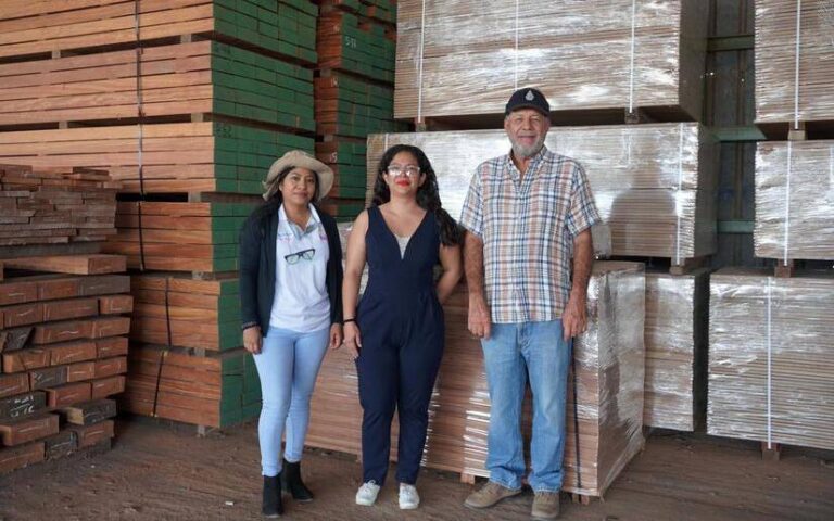 Industria forestal de Tipitapa recibe visita de servidores públicos del Marena