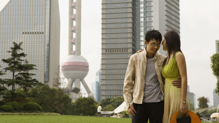 Mujeres chinas pagan por un abrazo para sobrellevar el estrés