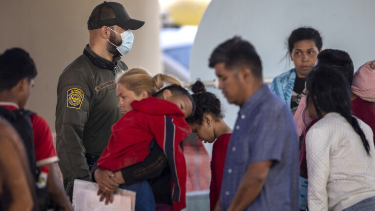 Podrían aprobar un ‘reality show’ para inmigrantes