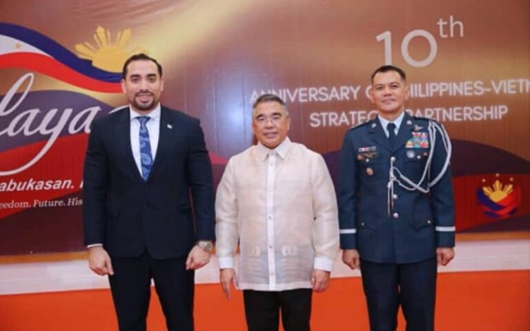 Presentes en celebración por los 127 años de Independencia de Filipinas