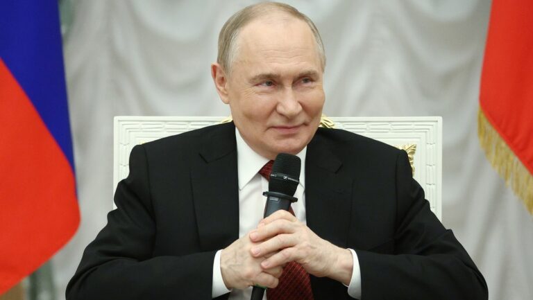 Putin asegura que sin valores tradicionales Rusia pierde su identidad