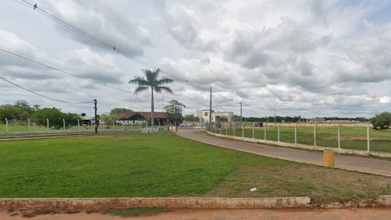 Quiso escapar por un agujero… y terminó atrapado en él