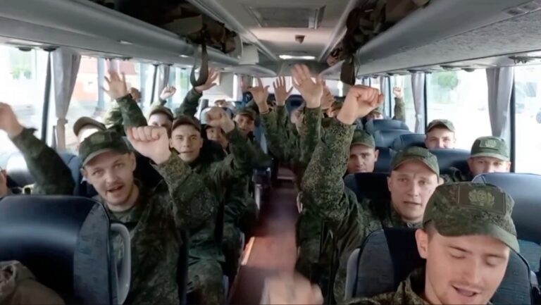 Rusia y Ucrania realizan su mayor intercambio de prisioneros desde 2022