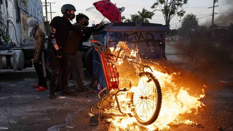 Saqueos en establecimientos comerciales en los Ángeles EEUU