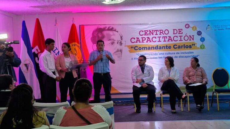 Capacitan a servidores públicos sobre atención inclusiva