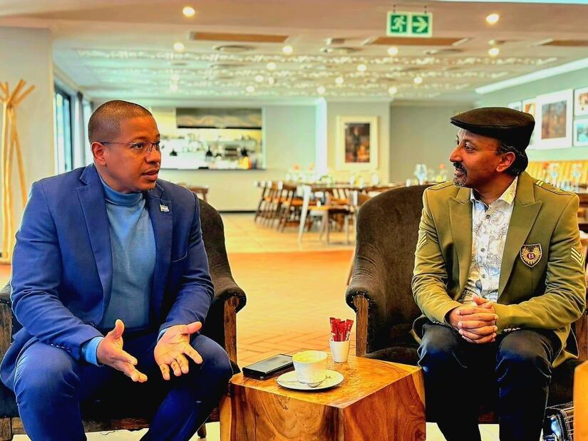 Sudáfrica en reunión con miembros de Fundación Nelson Mandela