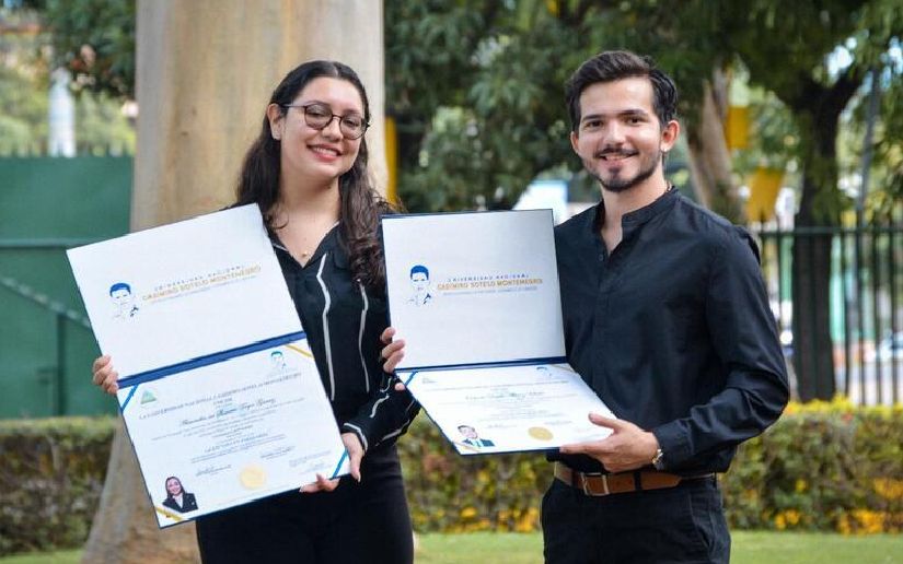 Títulos universitarios son entregados a profesionales