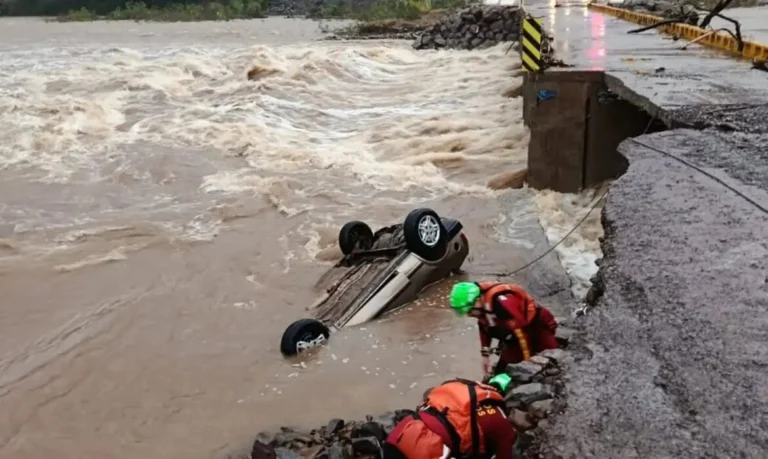 Tres muertos y miles de desplazados por intensas lluvias en el sur de Brasil
