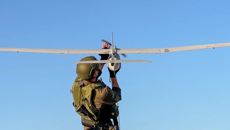 Un taller para fabricar drones y microaviones es desmantelado