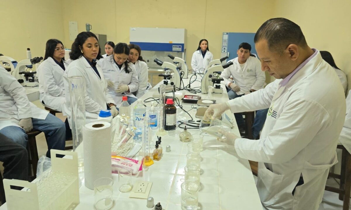 Universidad Francisco Luis Espinoza inaugura laboratorio
