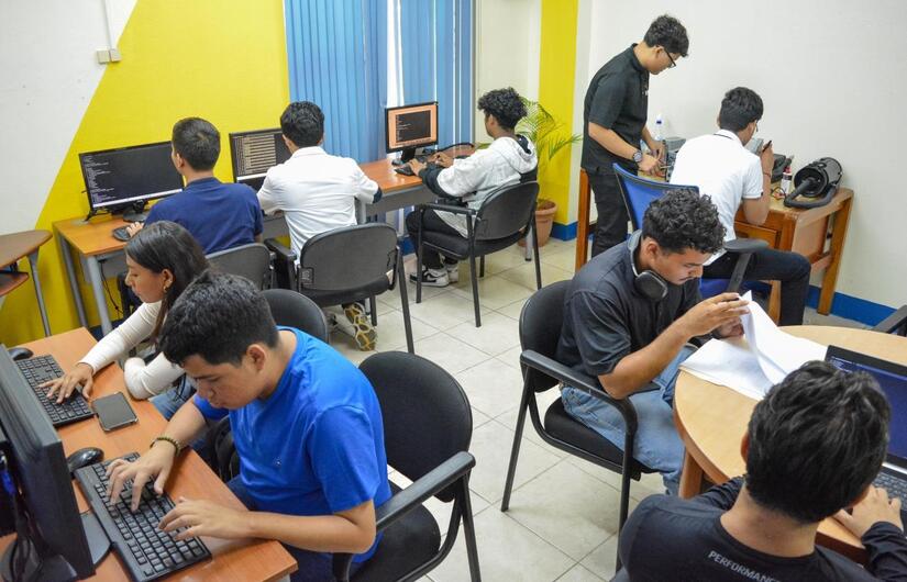 Universidad Nacional Casimiro Sotelo Montenegro cuenta con más laboratorios de informática 4