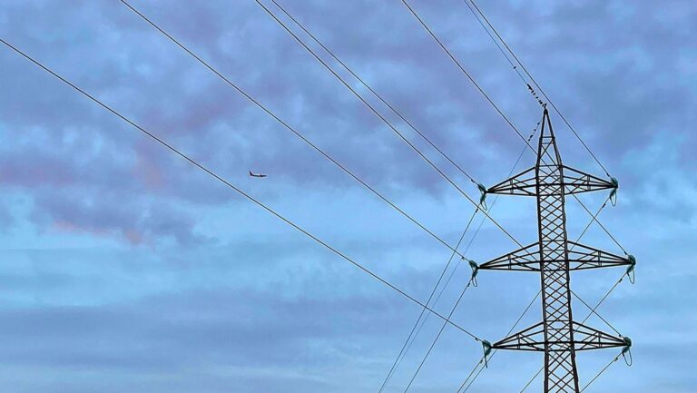 Venezuela denuncia ataque contra torres de transmisión eléctrica